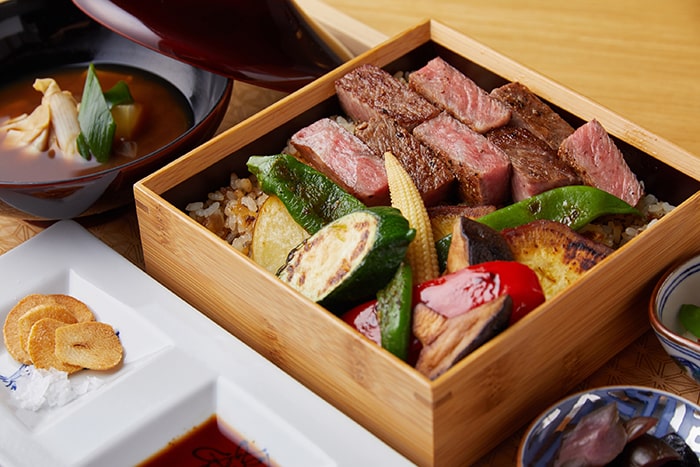 ルームサービスの人気メニュー、京都牛のステーキ重